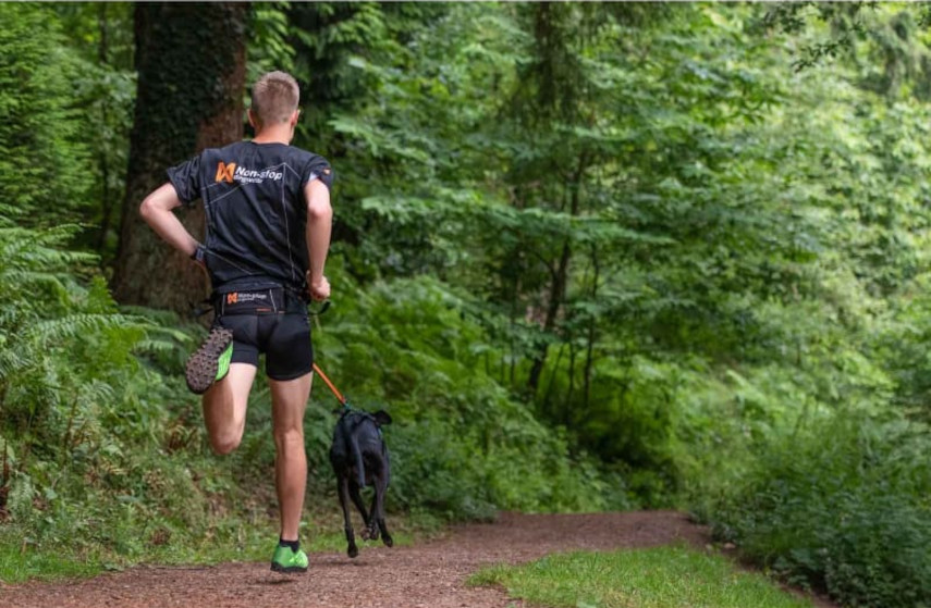 Löpning med Non-stop dogwear Canix Belt midjebälte och hunden i koppel