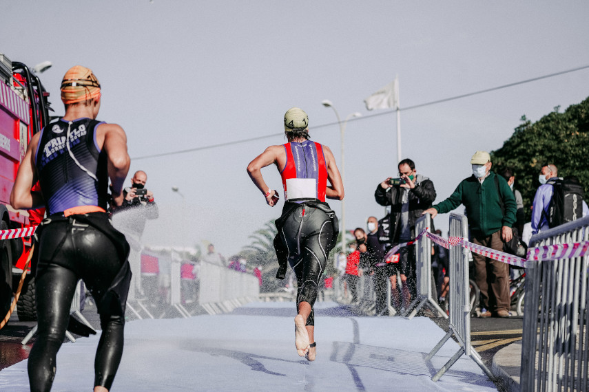Triathlon, övergång mellan simning och cykel