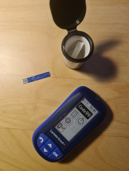 Lactate Scout 4 med teststicka redo för blodprov