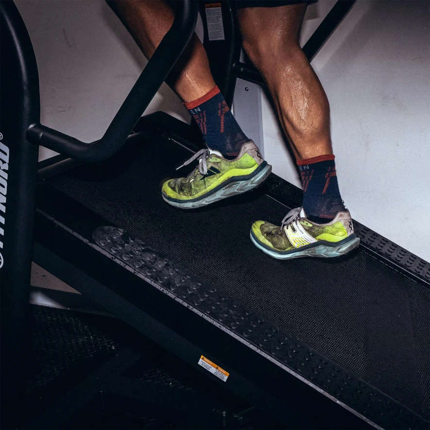 50% lutning uppför på Fitnord Mountains 1000 löpband
