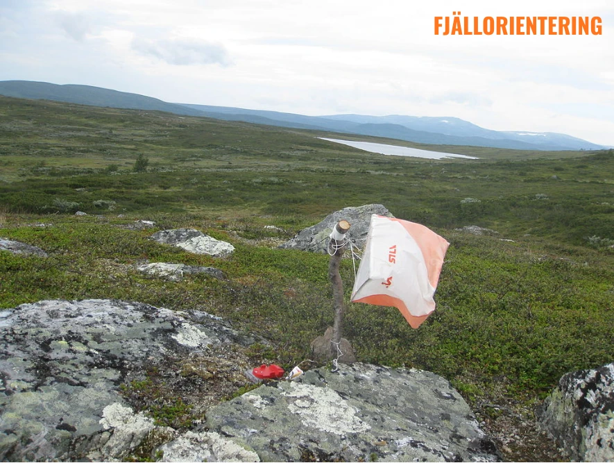 foto på en orienteringskontroll på kalfjället taget vid fjällorienteringen i Bruksvallarna 2013