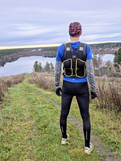 Står i slalombacken med viktväst på för backintervaller