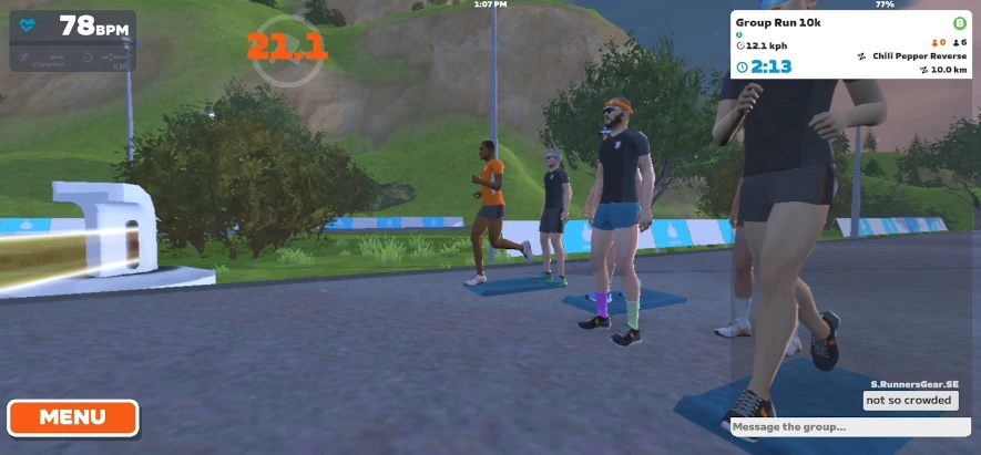Står på startlinjen i väntan på startskottet till halvmaraton i Zwift virtuell löpning
